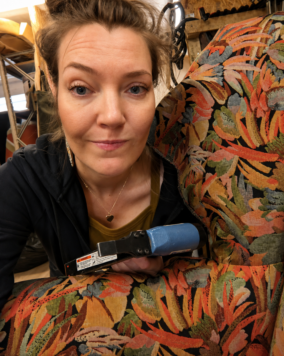 Mari Tiirik töökojas mööblieset restaureerimas